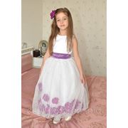 Белое платье с фиолетовыми цветами фото