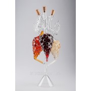 Стеклянный графин с виноградными гроздьями фото