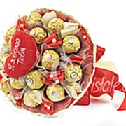 Букет из конфет Ferrero Roscher и сердца фотография