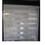 Рулонные жалюзи “Зебра“ с плоскими направляющими для пластиковых окон фото
