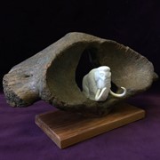 Cкульптура из кости Мамонт в пещере фото