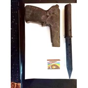 Резиновый макет пистолет и нож фото