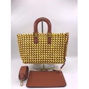 Женская плетеная сумка желтого цвета фото