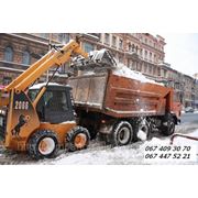 Вывоз снега в Киеве. фотография