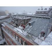 Уборка крыши от снега и сбить сосульки