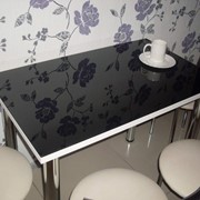 Чёрный стеклянный стол для кухни фото