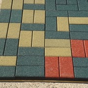 Тротуарная плитка и брусчатка из резиновой крошки фотография