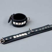 Чёрные кожаные наручники с металлическими квадропуклями фото