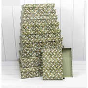 Набор из десяти подарочных плоских коробок бело-зелено-коричневый с переплетенным узором фото