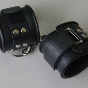 Чёрные кожаные наручники с ремешком с двумя карабинами фото