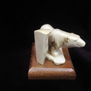 Подарок - миниатюра Белый медведь у льдины, из кости, визитница фото
