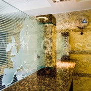 Перегородки стеклянные для дома и офиса, эксклюзивный дизайн и декор перегородок из стекла - функциональность и красота для Вашего интерьера фото