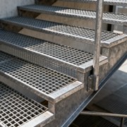 Стальные металлические ступени лестницы, решетчаты фото