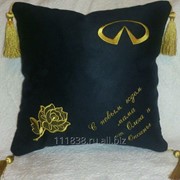 Подушка черная Infiniti с золотой вышивкой и написью фото