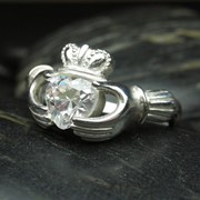Серебряное кольцо с натуральным белым топазом фото