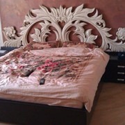 Кровать дубовая с резным изголовьем фотография