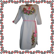 Платье с вышивкой льняное. розовый поясок фото