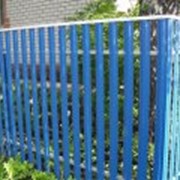 Забор из металлического штакетника фото
