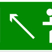 Эвакуационный знак, код E 06 Направление к эвакуационному выходу налево вверх фотография