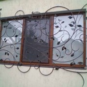 Решетки и ограждения из металла (Ажурная оконная решетка из металла) фото