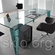 Стеклянный стол для офиса