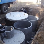 Строительство канализации из бетонных колец фото