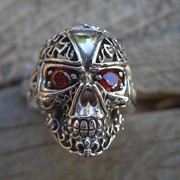 Серебряное кольцо “Крестоносец“ с огненно красным цирконом от WickerRing фотография