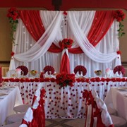 Декорирование свадебного зала, оформление зала для торжеств тканями, цветами, шарами фото