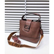 Женская сумка сэтчел с большой застежкой и широкой ручкой и ремешком с надписью “love“ 20 х 17 см фотография