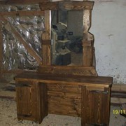 Стол из натурального дерева фотография