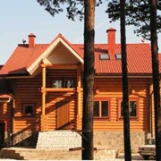 Деревянный дом из строганного бревна фотография