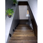 Лестница консольная из лиственницы с площадкой. фото