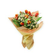Букет цветов из тюльпанов и хризантем фотография