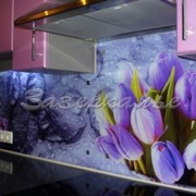 Кухонный фартук из стекла (Скинали) с цветами фиолетовой гаммы фото