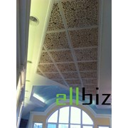 Подвесной потолок из элементов прорезной резьбы. фото