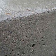 Бетон для фундамента, готовят в определённых пропорциях из заполнителя (песок, гранитный щебень, гравий), воды и вяжущего вещества – цемента. фото