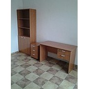 Комплект офисной мебели для небольшого кабинета фотография