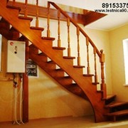 Лестница массив лиственницы , поворот на 90 гр.. поручень повторяет плавный изгиб косоура фотография