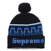 Чёрная шапка Supreme с синими совами и чёрным помпоном фотография