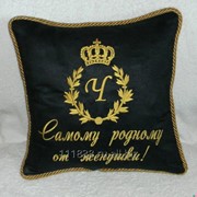 Подушка черная с надписью фотография