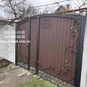 Розпашні ворота з профлиста та бетонним парканом фото