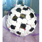 Футбольный мяч из конфет фото