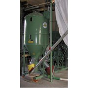 Смесители кормов. Вертикальный смеситель кормов фото