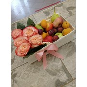 Коробка с цветами и фруктами фото