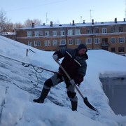 Уборка снега с крыш фото