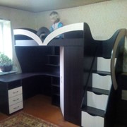 Кровать-чердак с рабочей зоной, угловым шкафом и лестницей-комодом (кл10) Merabel
