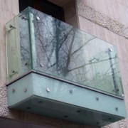Самонесущие стеклянные перила для лестниц из дерева