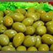 Оливки зеленые с косточкой фотография