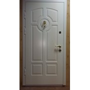 Дверь входная белая металлическая с отделкой МДФ фотография