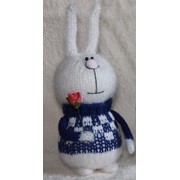 Белый заяц в синем свитере - вязаная мягкая игрушка